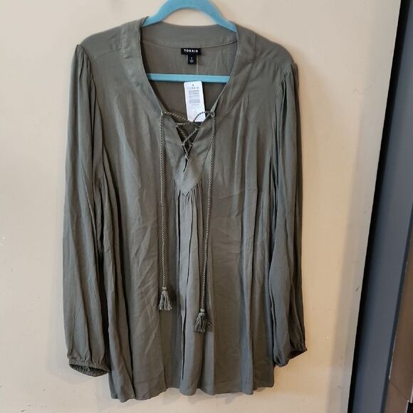 Torrid Green Women's Top stylish size 1 NWT - Picture 1 of 4